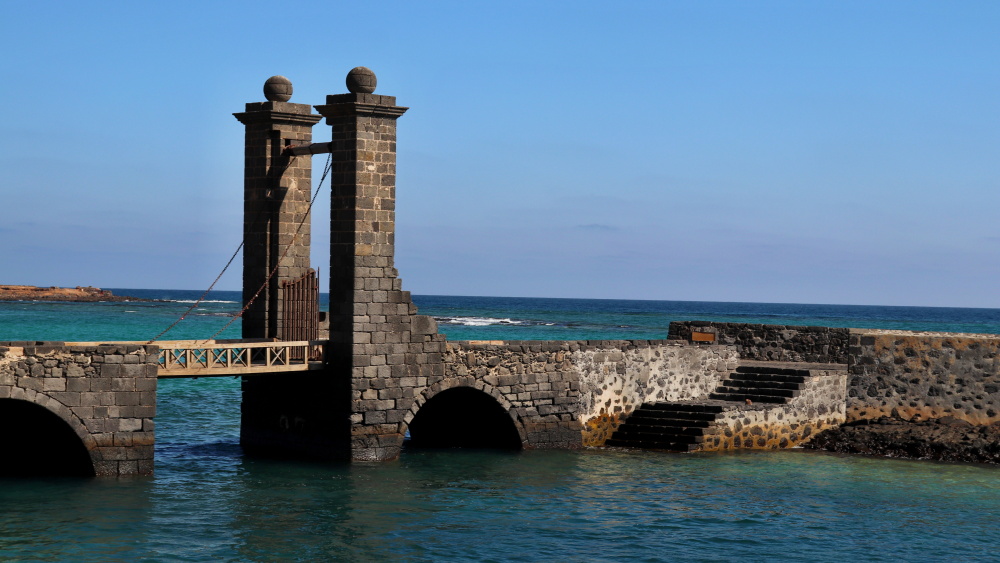 Kanáry, Lanzarote, město Arrecife, most Puente de las Bolas